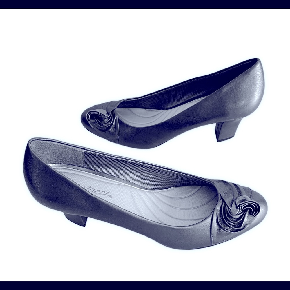 Easy Street Pewter Pumps Sz 9.5N